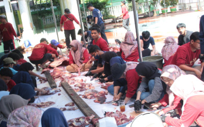 Tingkatkan Kepedulian dan Ketakwaan, SMK Sejahtera Sembelih 5 Sapi dan 1 Kambing di Hari Raya Idul Adha